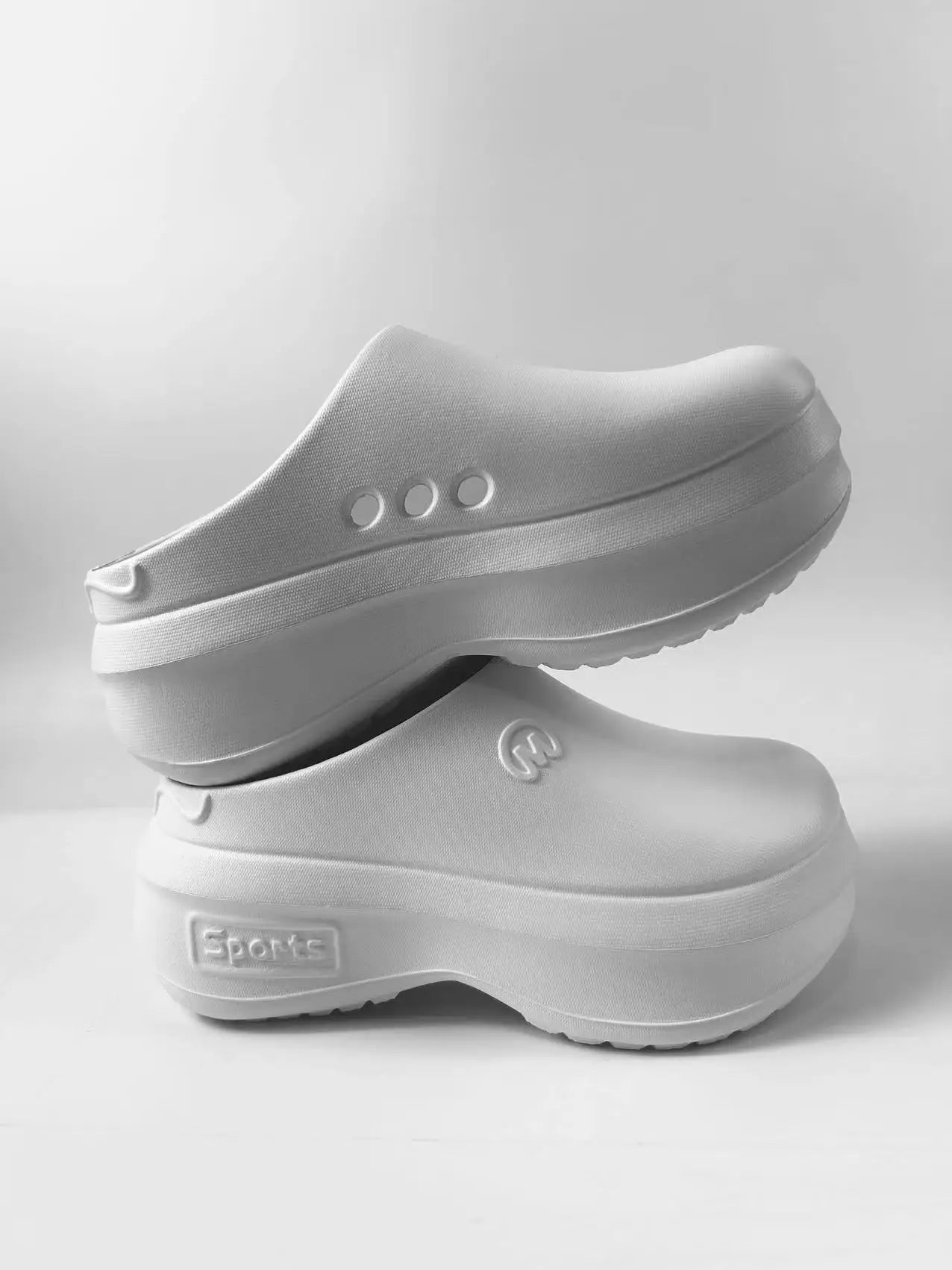 Thick Soled Toe slippers Women's Ins Lightweight Non slip Heightened Chef Shoes Flat Sports Hole Shoes Sandals Women