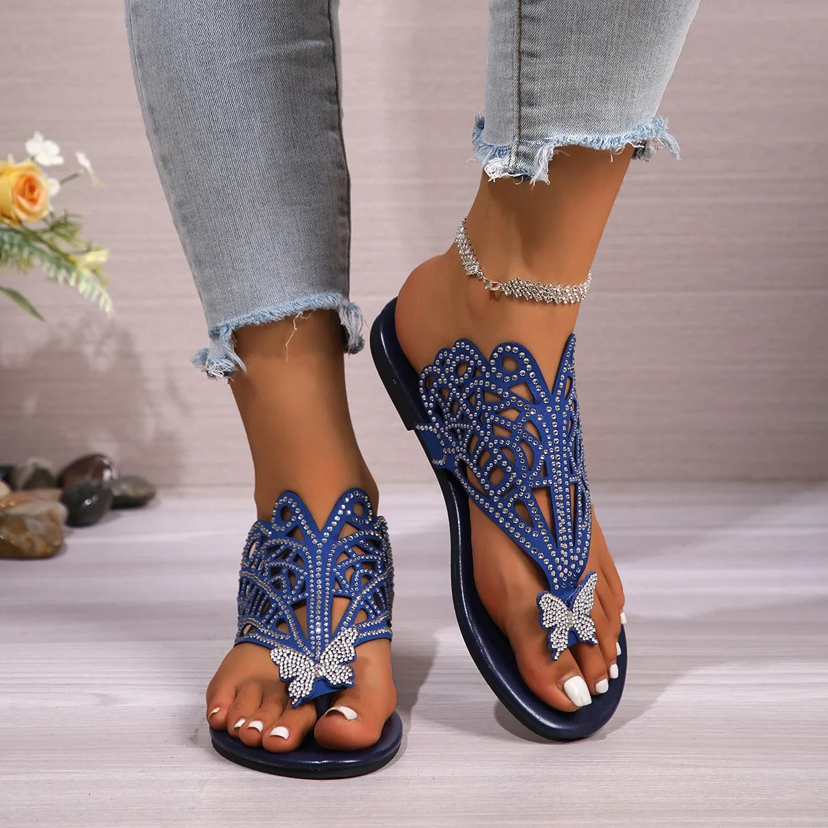 Women's Stylish Summer Outdoor Flip-Flops Anti-Slippery Breathable Lightweight Hard-Wearing Beach Use Rhinestone Decorated