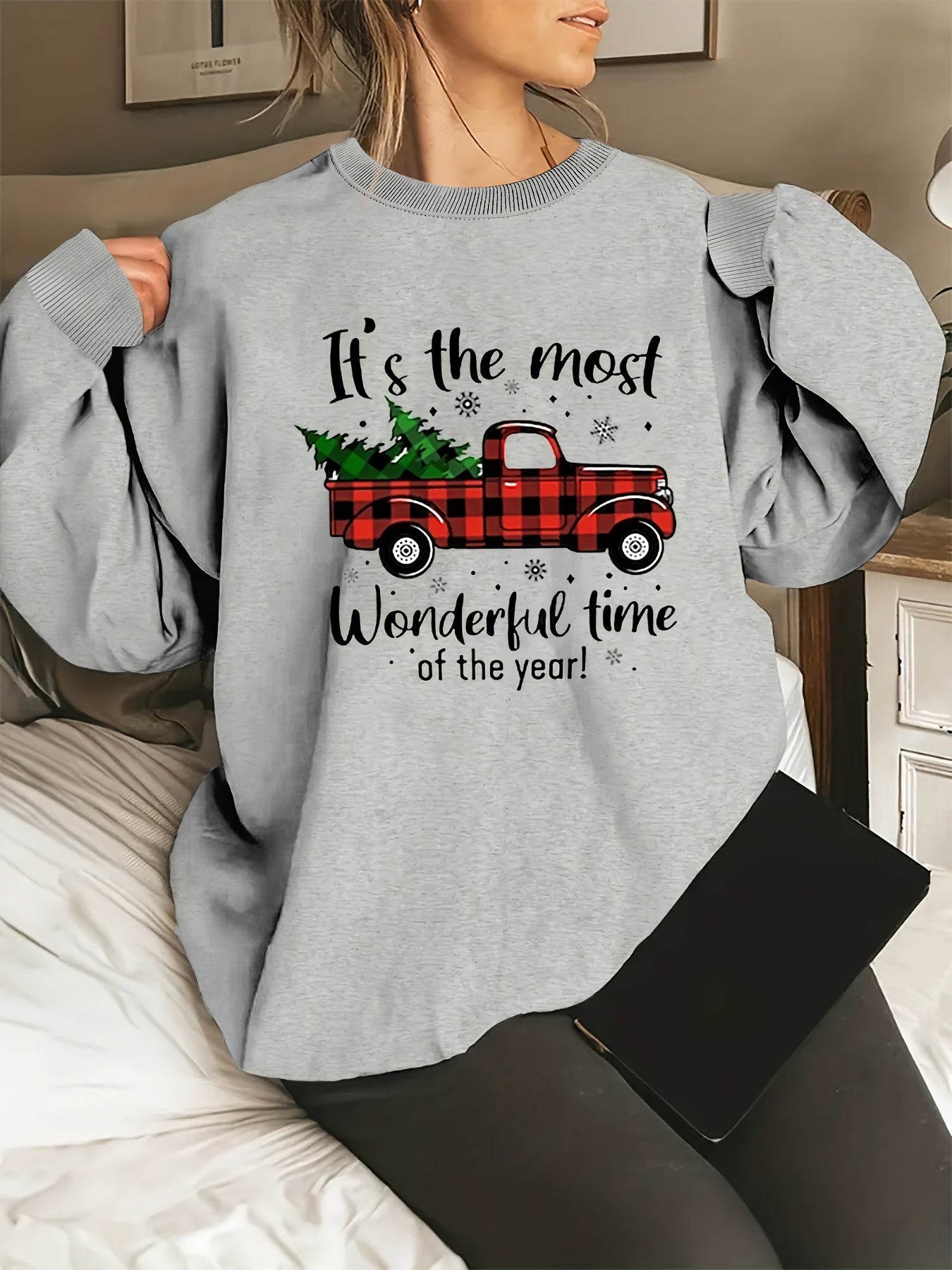 Plus Size Christmas Theme Print Pullover Sweatshirt, Casual Long Sleeve Crew Neck Sweatshirt For Fall & Spring, Women's Plus Size Clothing